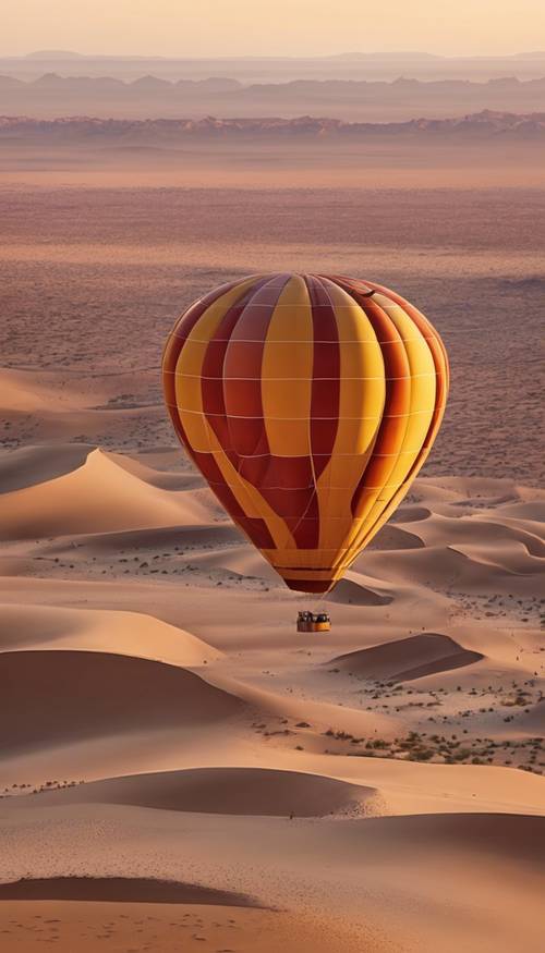Ein Heißluftballon schwebt in der Abenddämmerung über der Sahara.