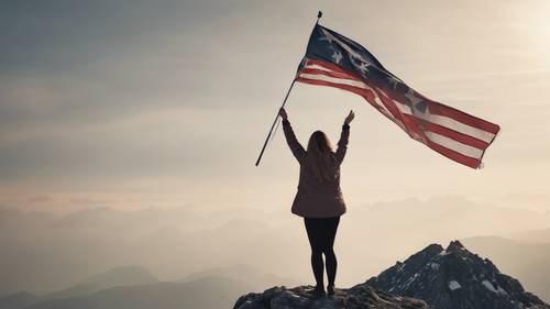 Seorang wanita berdiri di puncak gunung mengibarkan bendera kemenangan setelah penurunan berat badan.