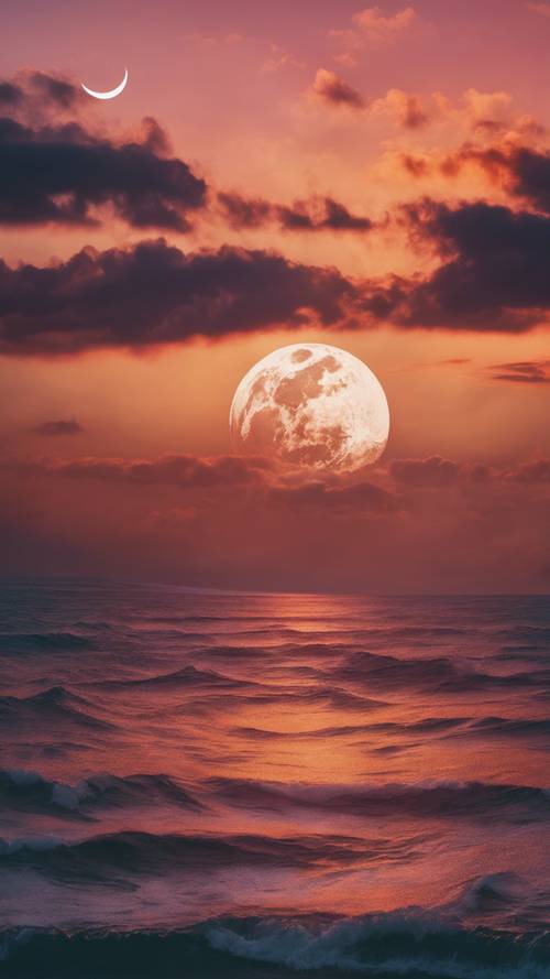 Gökyüzünde hilal şeklindeki ay ile okyanusun üzerinde canlı, büyüleyici bir gün batımı.