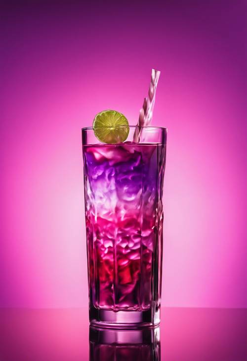 Коктейль с фиолетово-розовым многослойным градиентом подается в высоком стакане.