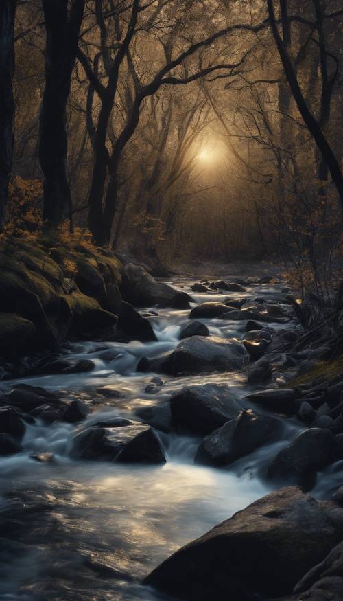 Ein samtig schwarzer Fluss, der sanft durch einen mondbeschienenen Wald fließt.