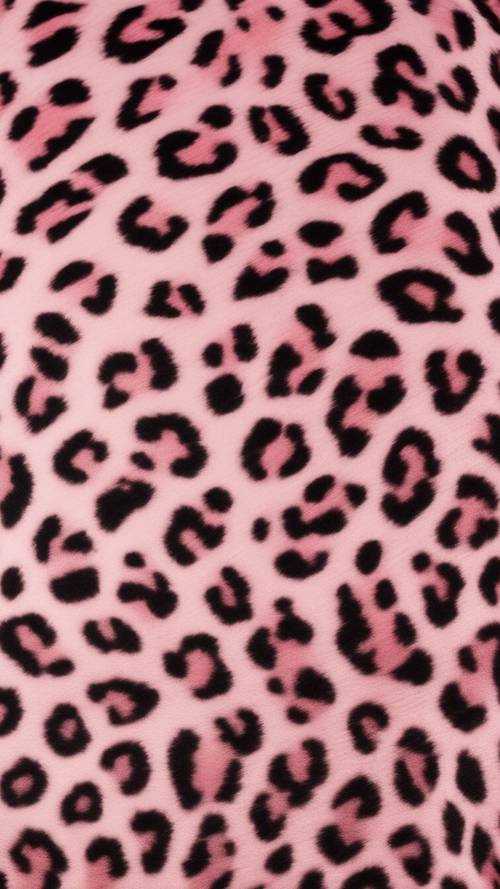 光滑丝绸织物上的粉红色猎豹纹理印花图案的特写图像。