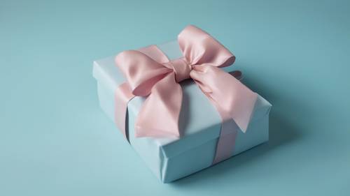 Pastel mavi arka planda, karmaşık bir fiyonkla güzelce sarılmış bir doğum günü hediyesi.