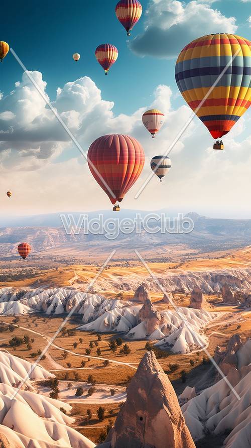 Bunte Heißluftballons fliegen über Berge
