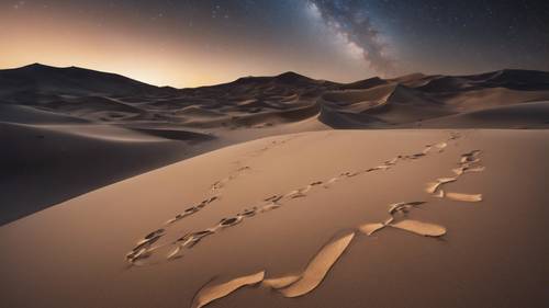 Citazioni estetiche disegnate sulle dune di sabbia di un deserto sotto un cielo stellato.