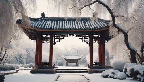 Un jardin chinois antique, parsemé de saules et d&#39;arcs de porte ronds, légèrement saupoudré de neige fraîche.