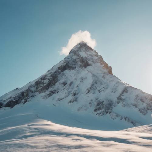 Puncak gunung yang diselimuti salju bermandikan sinar matahari pagi dengan latar belakang langit biru muda.