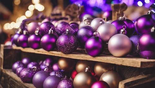 Une scène au marché de Noël avec un stand vendant une variété de boules et de décorations violettes.