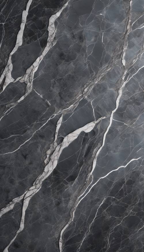 Une dalle de marbre gris foncé traversée par de fines veines blanches, scintillant sous un éclairage doux.