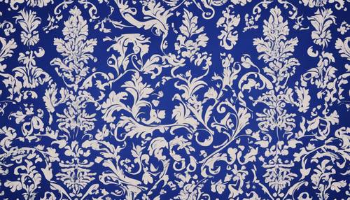 Un denso patrón de damasco azul real sobre un fondo tenue.