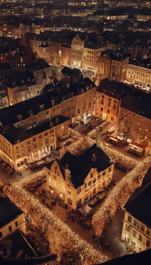 Der Blick von einem alten Glockenturm auf einen herbstlichen Stadtplatz, darunter funkeln die Lichter des Halloween-Festes. Hintergrund [2ccc83d6c6294eada8d6]