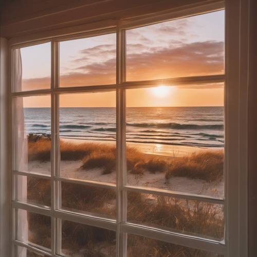 Vista del sole che tramonta sul mare, riflettendosi sulle vetrate di una casa al mare in stile preppy.