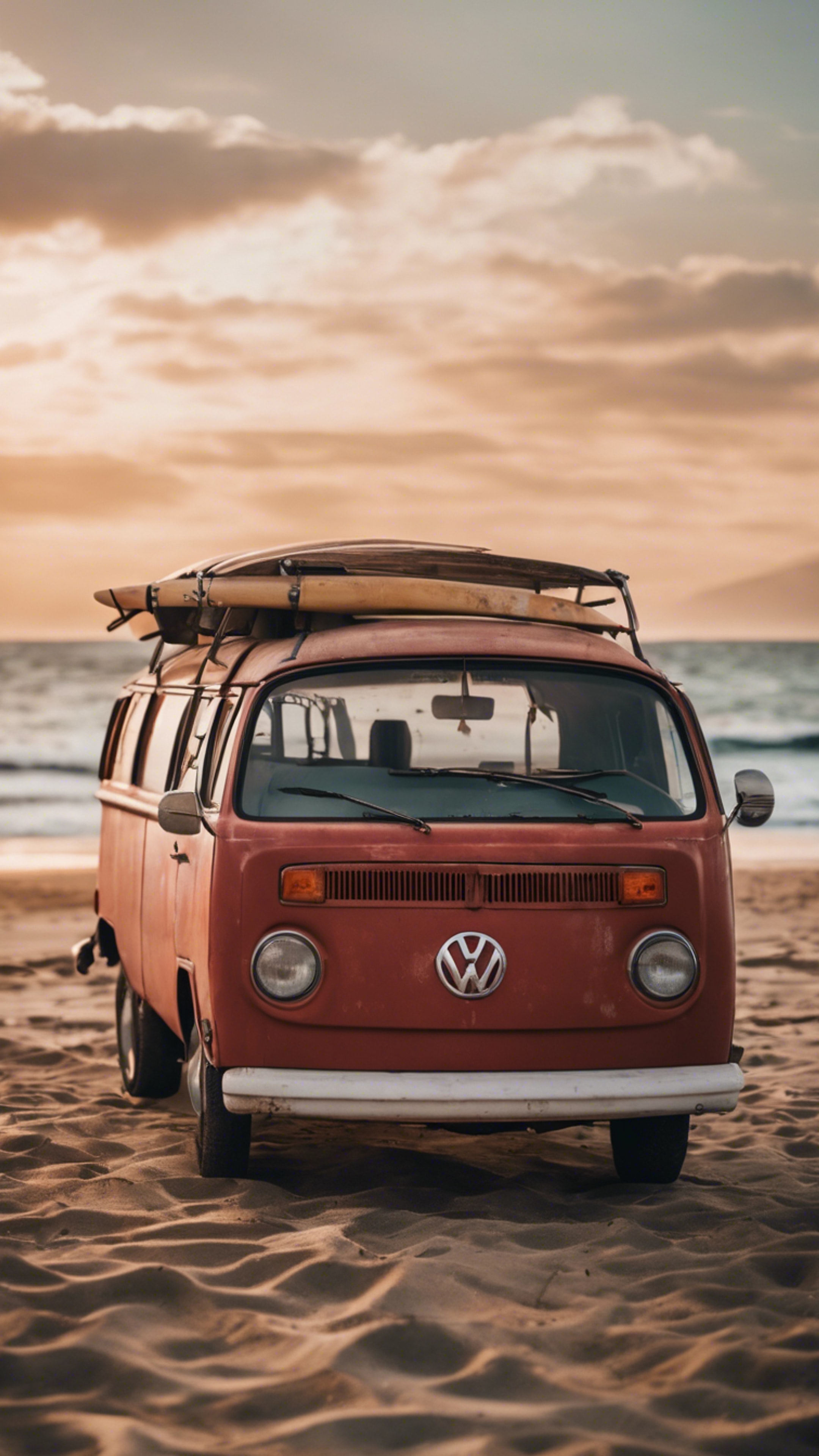 An old, rusted red Volkswagen van parked at a beach with the sunset in the backdrop, surfboards leaning against it. Behang[f96813b3e584499cadbf]