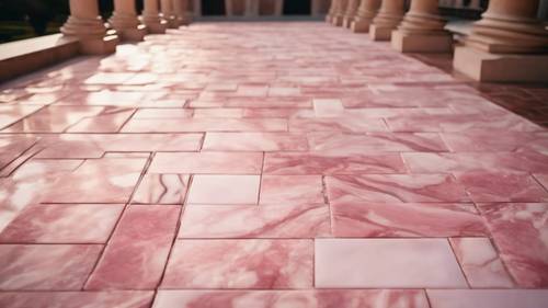 Lastre di marmo rosa disposte come un percorso in un sontuoso cortile.