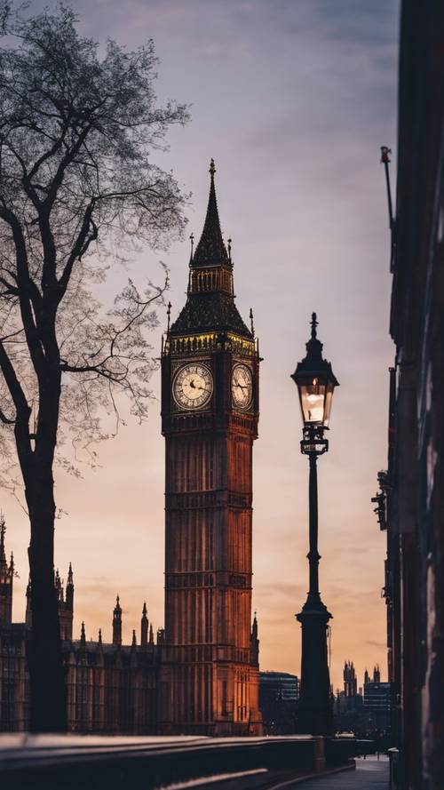 أفق لندن الدرامي عند الشفق مع وقوف ساعة بيج بن شامخة.