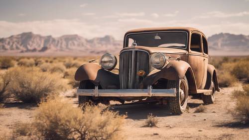 Un coche antiguo abandonado y oxidado en el árido desierto con el sol abrasador en lo alto.