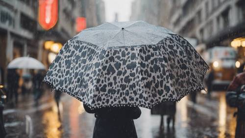 Guarda-chuva formal com estampa de vaca destacando-se em uma rua movimentada da cidade em um dia chuvoso.