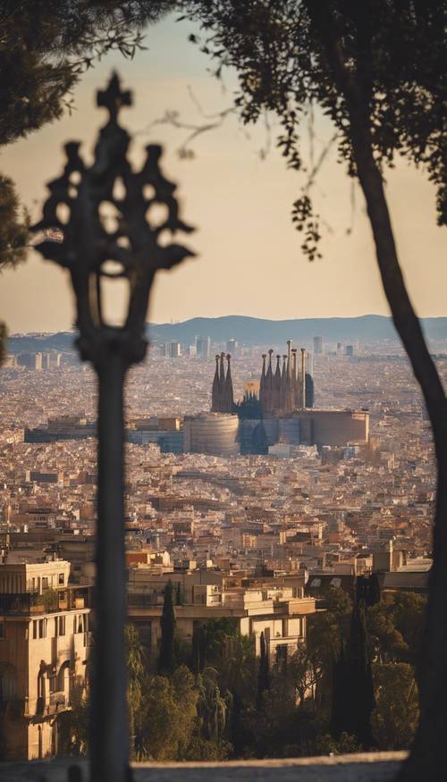 Barcellona vista dalla collina di Montjuïc, con la sagoma del castello in primo piano e la città che si estende sotto di esso.