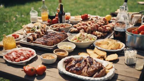 Un delizioso barbecue estivo apparecchiato su un tavolo da picnic per una riunione di famiglia a luglio.