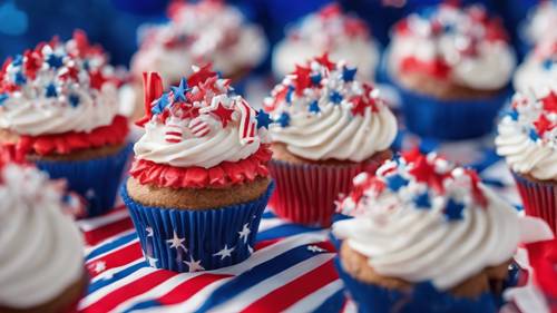 Una vetrina di cupcake rossi, bianchi e blu per celebrare il 4 luglio.