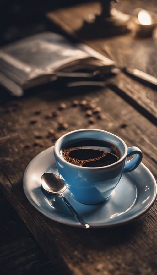 Синяя чашка горячего кофе в форме сердца, стоящая на темном деревянном столе.