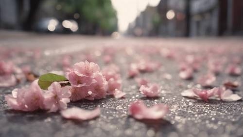 Pétalos marchitos de un cerezo en flor cayendo en una calle desierta con la leyenda &quot;La depresión es tener todo para ser feliz pero sentirse triste&quot;.