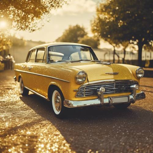 Un&#39;auto gialla d&#39;epoca scintillante sotto uno strato di glitter lucido all&#39;aria aperta soleggiata.