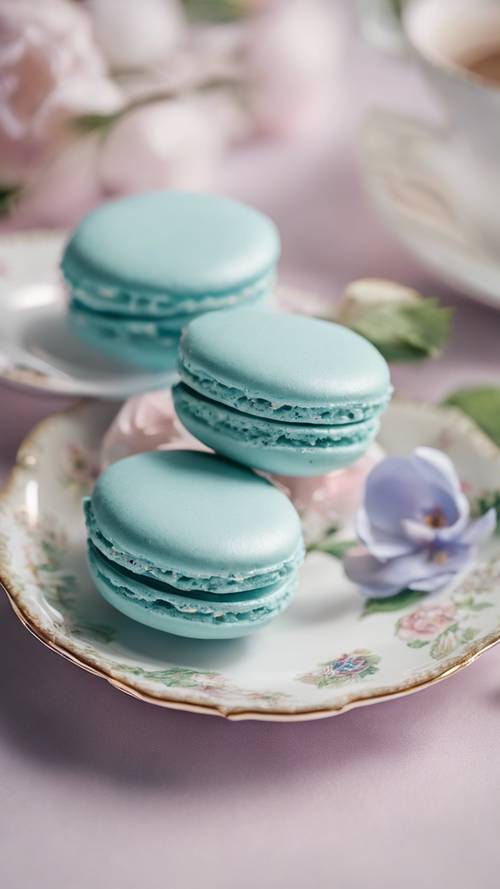 Một cặp bánh macaron Pháp màu xanh nhạt trên đĩa sứ hoa xinh xắn.
