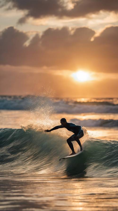 Foto aksi seorang peselancar menangkap ombak di lepas pantai Cocoa Beach, dengan latar belakang matahari terbenam.