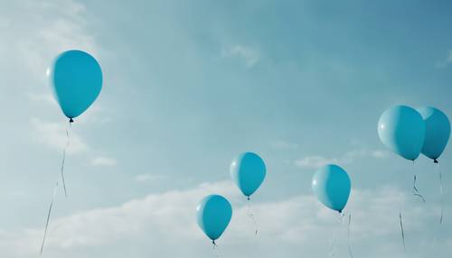 淡藍色的氣球在晴朗、寧靜的天空中飄浮。