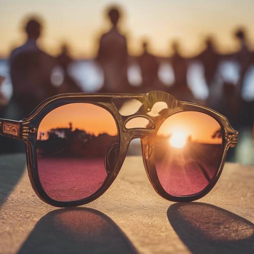 Креативный взгляд на закат через дизайнерские солнцезащитные очки, отражающий образ толпы в стиле преппи.
