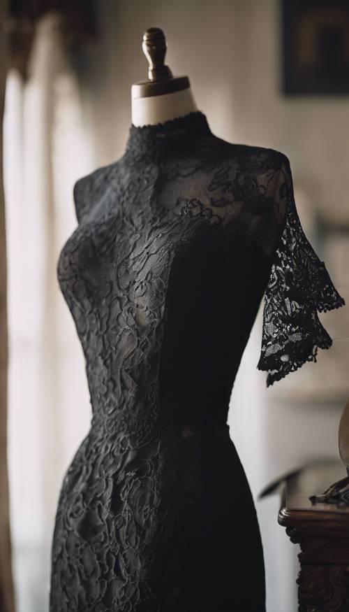 Ein Vintage-Kleid aus schwarzer Spitze, drapiert auf einer Schaufensterpuppe