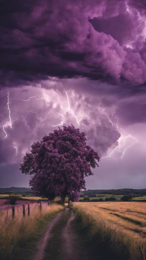 Dramáticas nubes de tormenta de color púrpura se ciernen sobre un campo tranquilo.