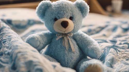 一隻淺藍色的千禧年風格泰迪熊坐在老式床罩上