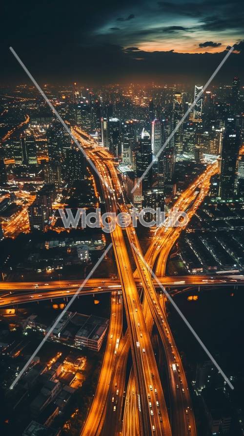 Luzes da cidade e estradas movimentadas à noite