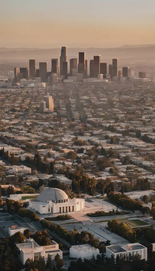 Spokojny wschód słońca nad drapaczami chmur w centrum Los Angeles z Obserwatorium Griffitha.