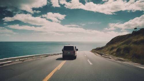 Un road trip en famille le long d&#39;une autoroute côtière sous le ciel de juillet.