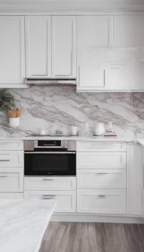 Uma cozinha limpa, clara e branca com eletrodomésticos de aço inoxidável e balcões de mármore em uma casa moderna.