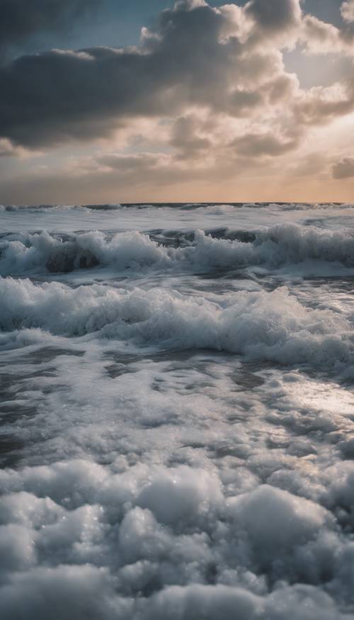 الغيوم تحاكي أمواج البحر الرغوية خلال أمسية ثلجية باردة.