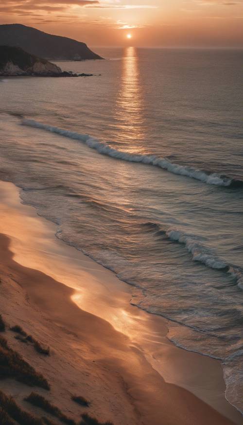 منظر غروب الشمس الهادئ فوق المحيط، مع ظهور درجات اللون الرمادي والبرتقالي في السماء.