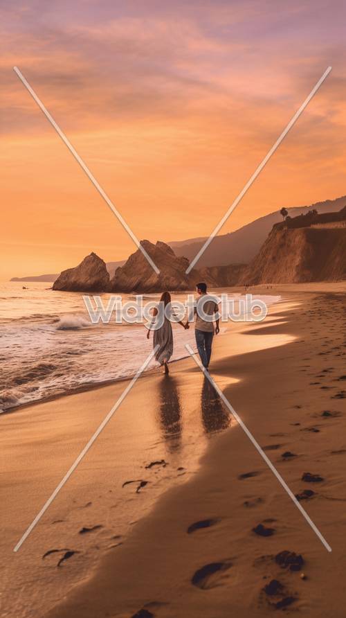 Романтическая прогулка по пляжу на закате