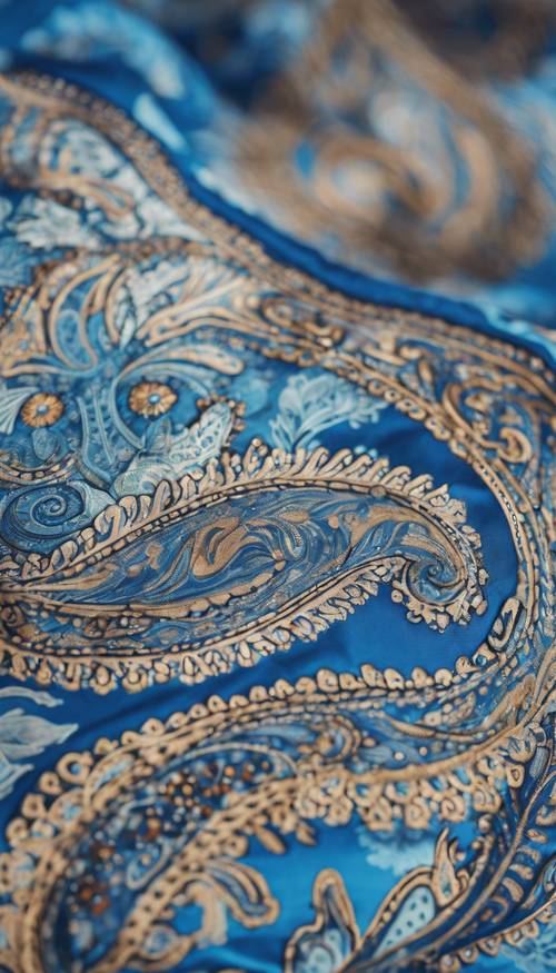 Uma vista de perto de um padrão paisley azul em um lenço de seda.