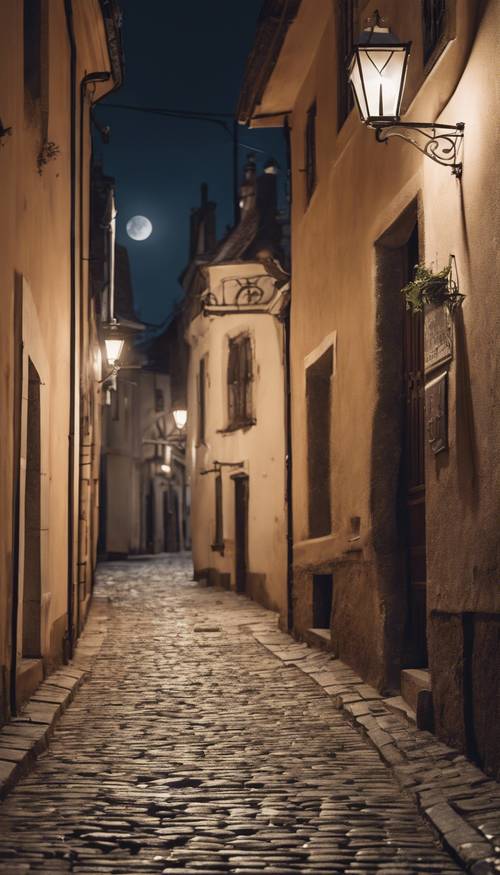 Eine schmale, gepflasterte gotische Straße im blassen Mondlicht.