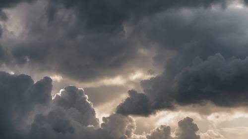Un cielo drammatico pieno di nuvole grigie fluttuanti mentre si avvicina una tempesta.
