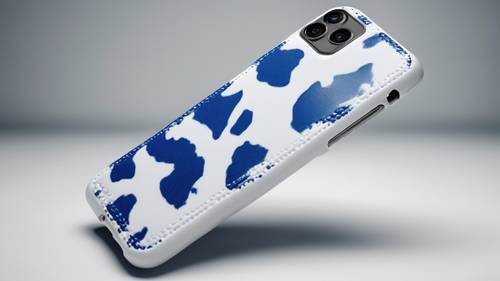 Una funda para smartphone con estampado de vaca azul y blanca sobre un fondo blanco.