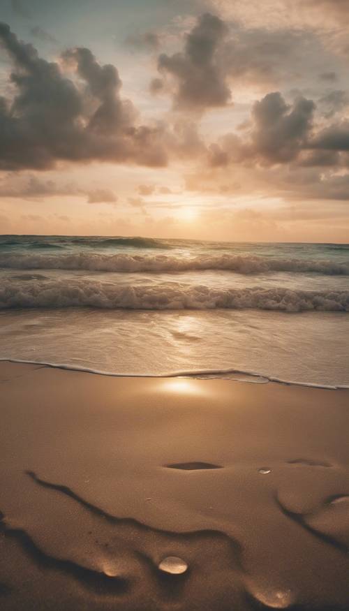 Pemandangan matahari terbenam yang damai di atas pantai tropis yang sepi dengan ombak yang menerpa pasir dengan lembut.