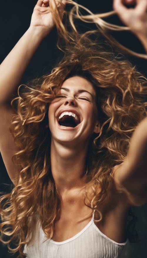 Gambar lucu seorang wanita cantik mengibaskan rambutnya sambil tertawa.
