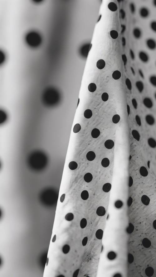 Une vue rapprochée d&#39;un mouchoir à pois avec un design noir et blanc.