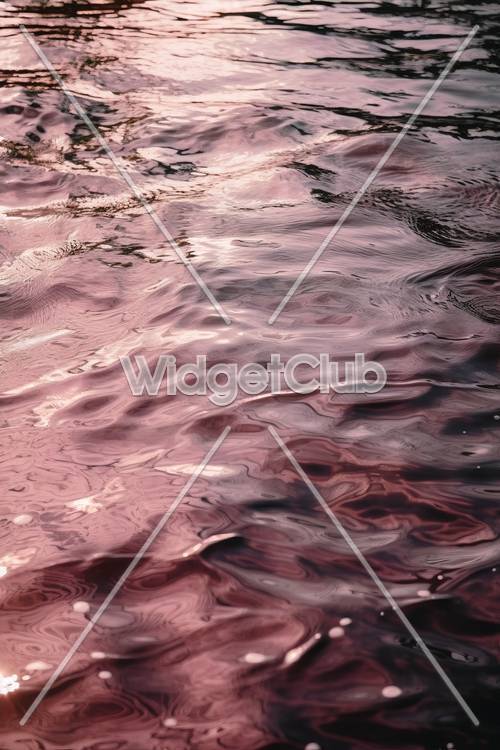 Superficie del agua ondulada rosa y púrpura