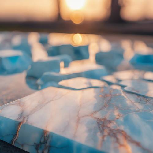 Uma placa de mármore azul claro refletindo a luz brilhante do pôr do sol.